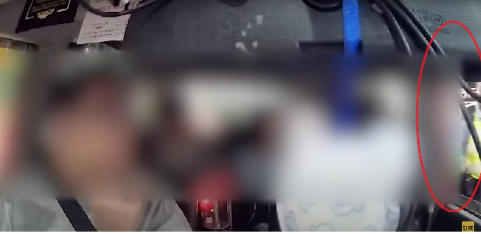 警員前來處理事件。(網片截圖)