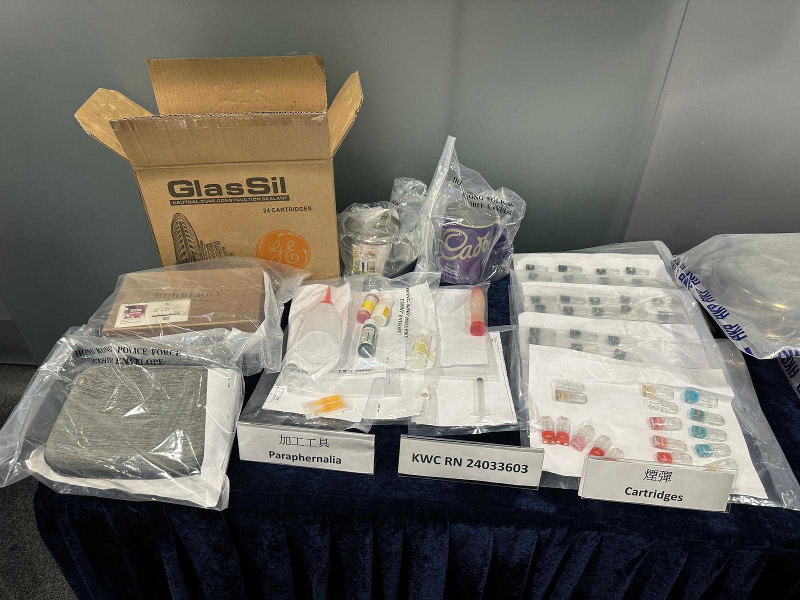 警方在行動中一共檢獲2公斤「依托咪酯」粉末、3公斤「太空油」、17公斤香味甘油,以及大量電子煙彈和加工工具,市值約240萬元。