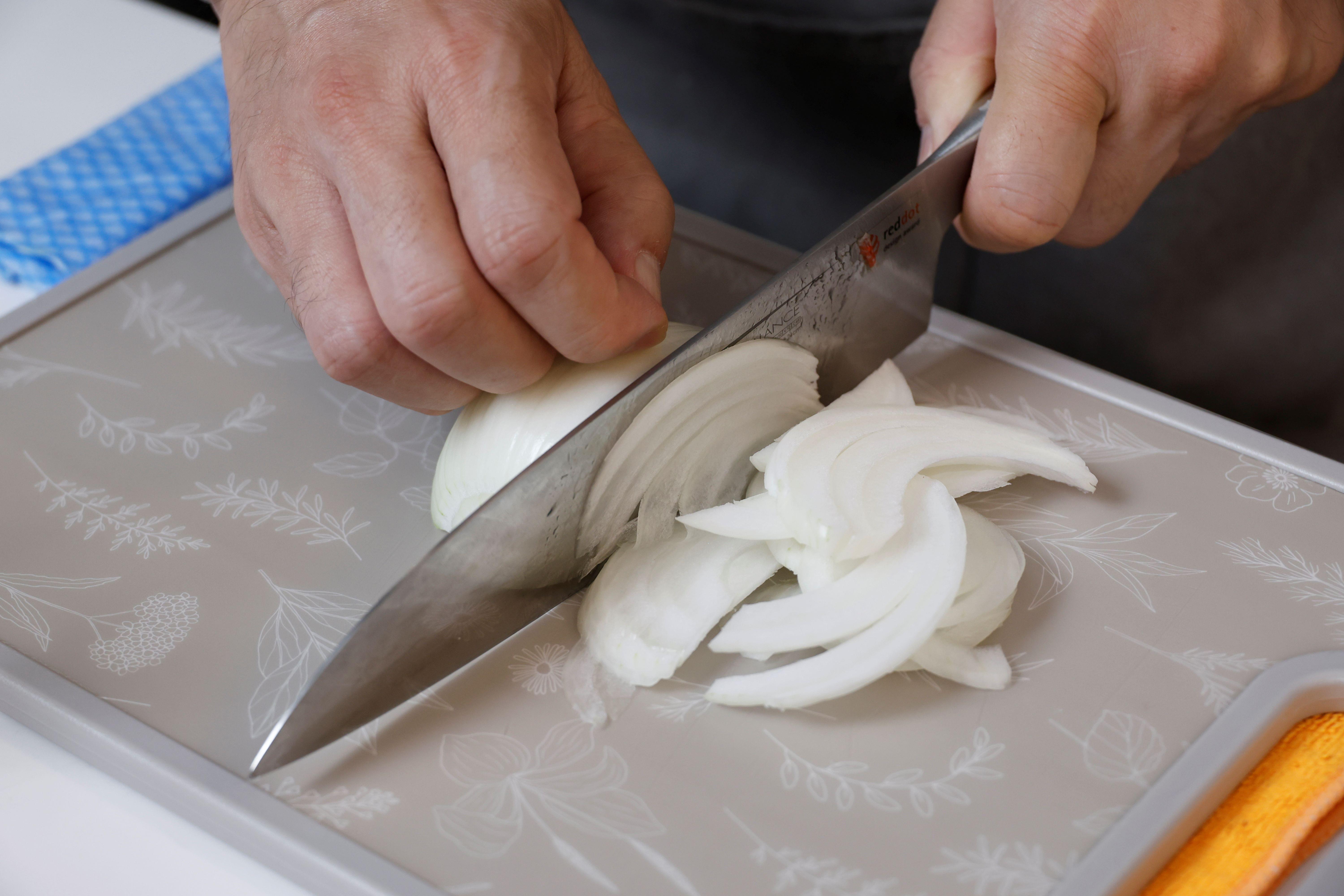 1.雞腿肉切成1.5cm方粒。洋蔥切成薄片。