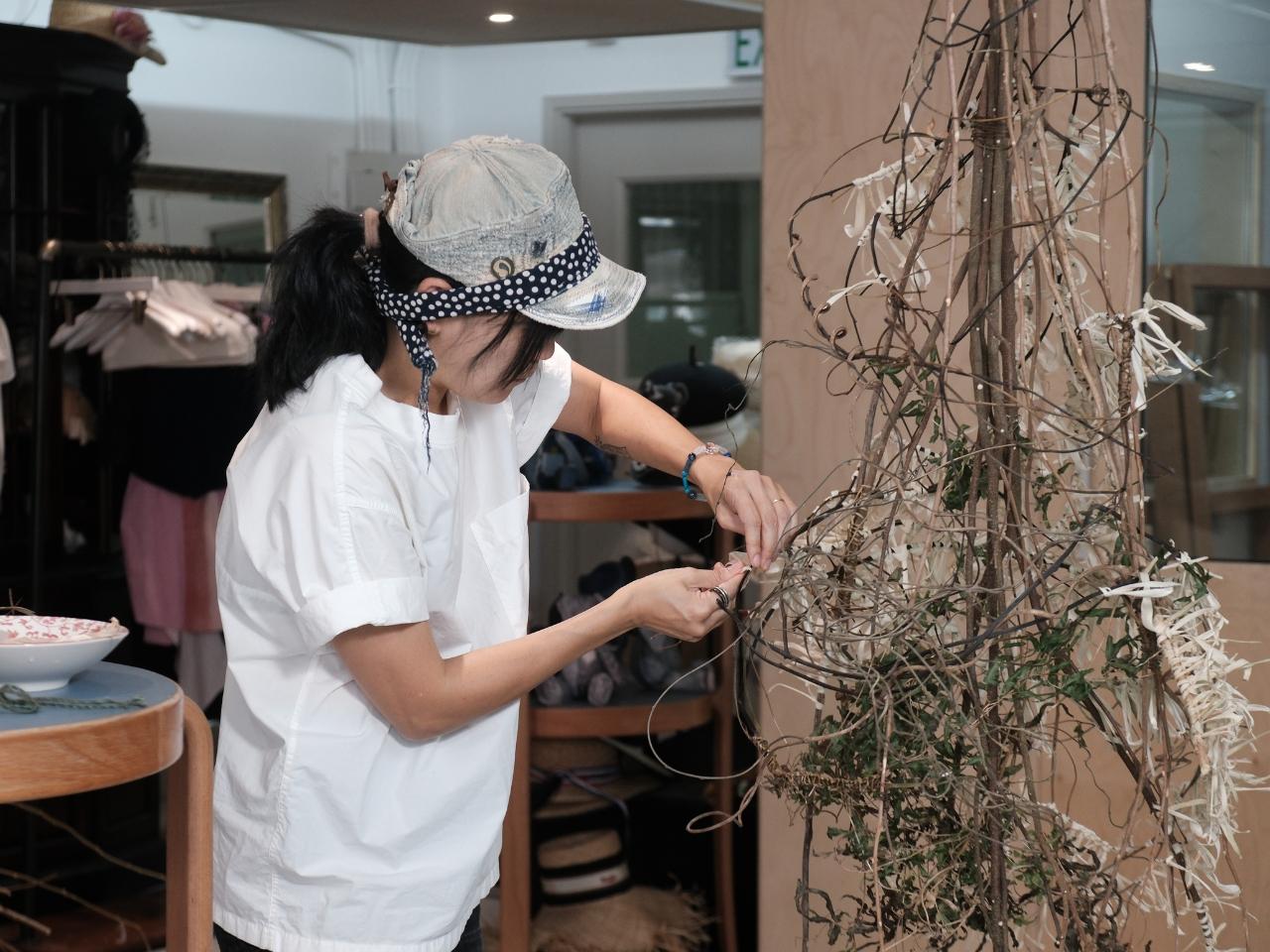 Kay用薇甘菊作為線繩打結。