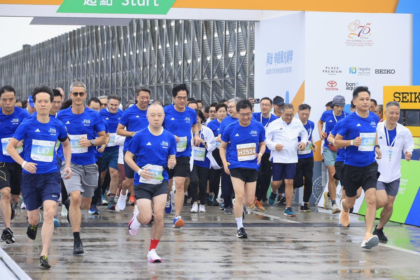 多名政府官員和立法會議員參與「機場領袖盃」兩公里賽事。(林俊源攝)