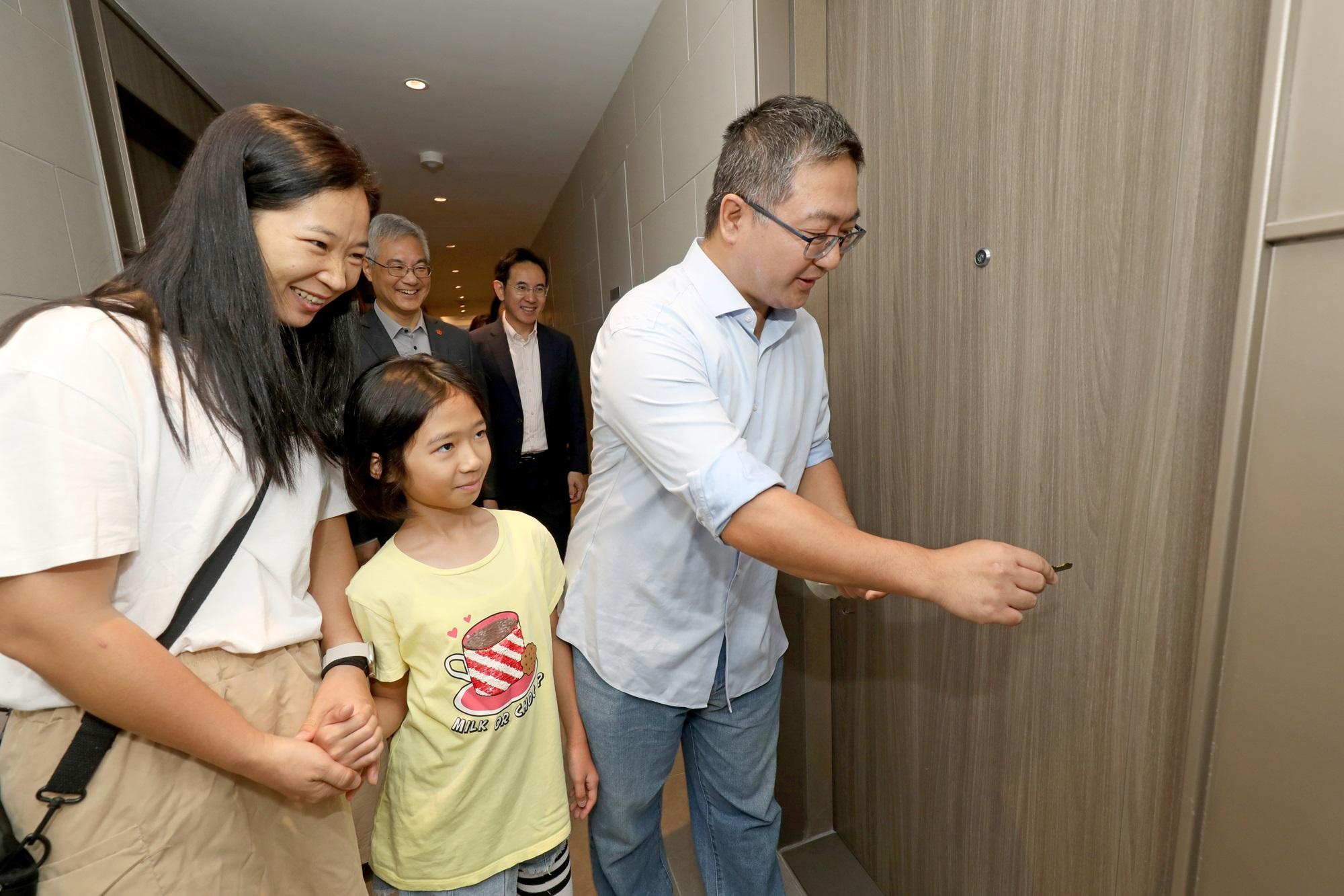 「樂翹軒I」首位業主張先生。(房協提供)