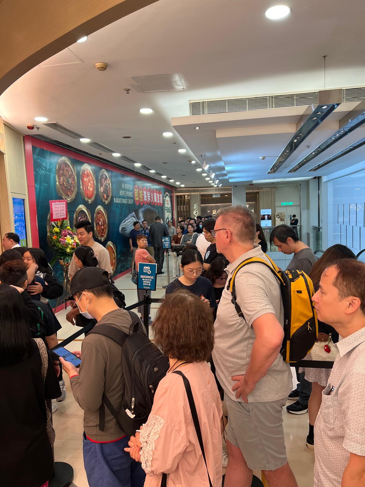 荃灣分店開業首天正午12時門口大排長龍等入座。