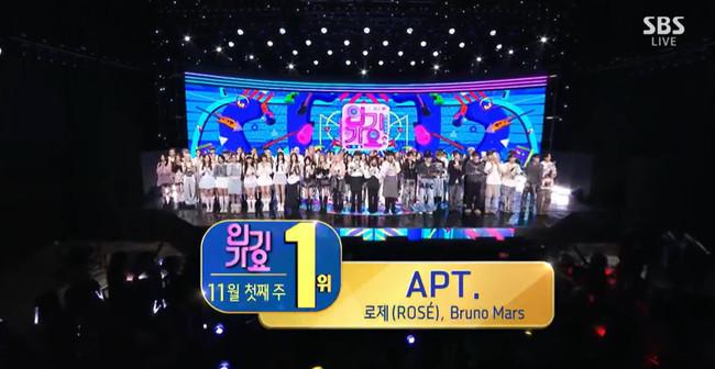 《APT.》於SBS《人氣歌謠》再奪冠。
