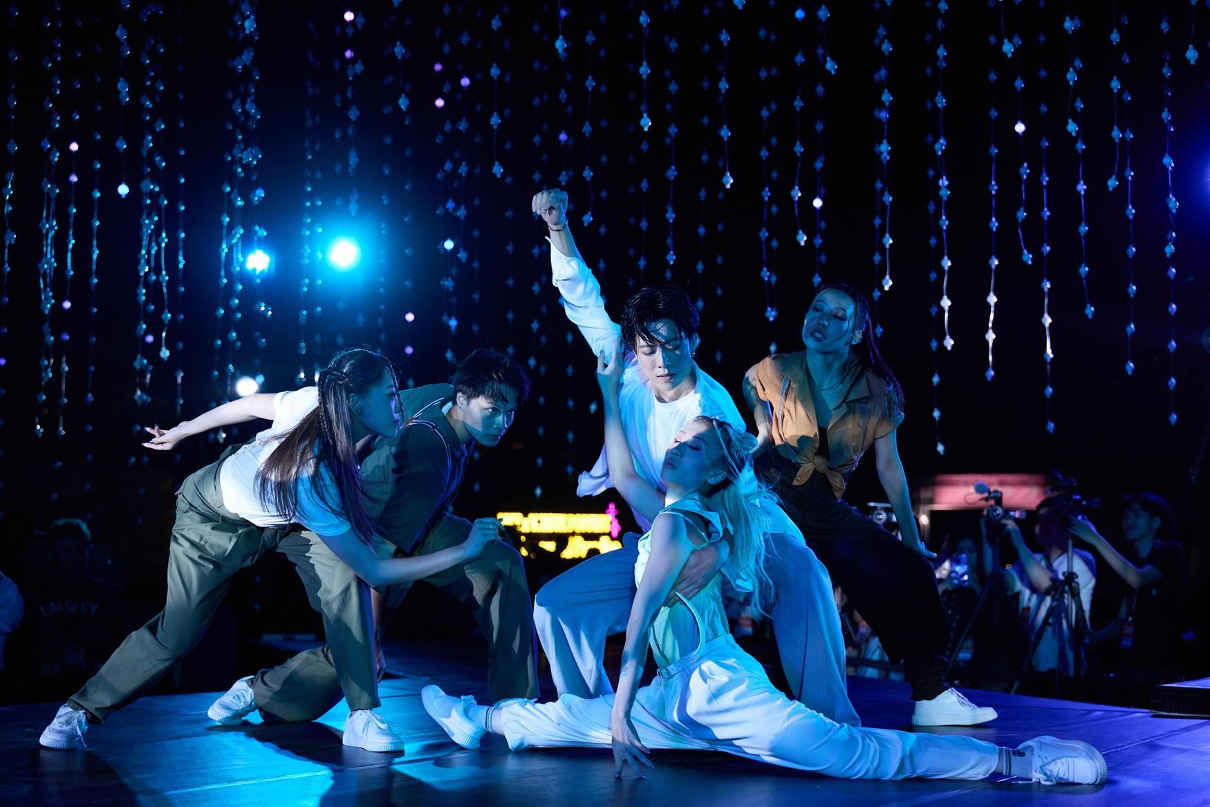 香胤宅(Lyman)為最後一晚的《西九音樂節:幻舞浮光》演出。