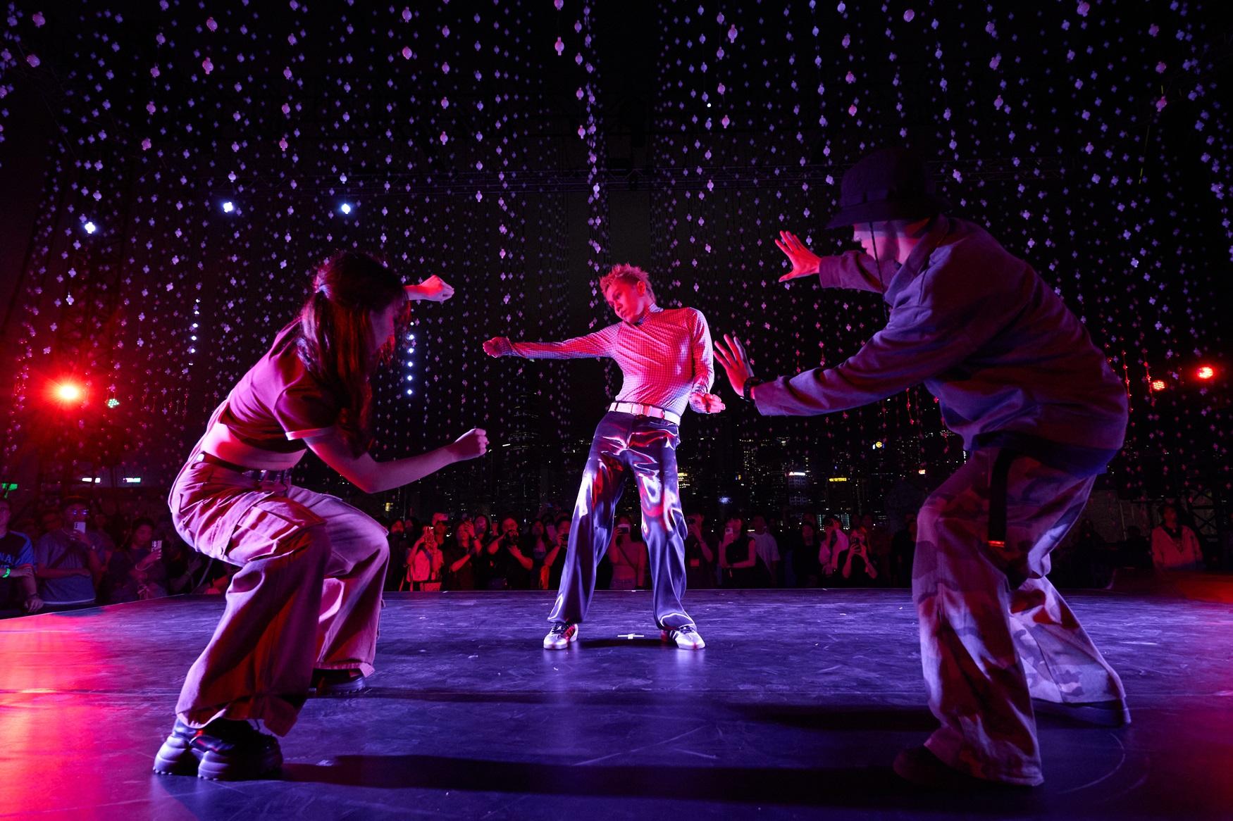 KC和Tsoul為最後一晚的《西九音樂節:幻舞浮光》演出。