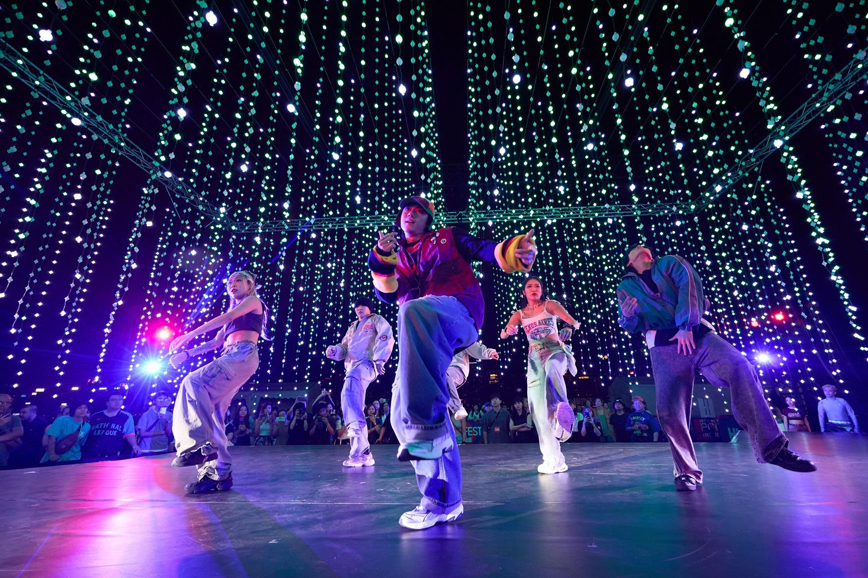 KC和Tsoul為最後一晚的《西九音樂節:幻舞浮光》演出。