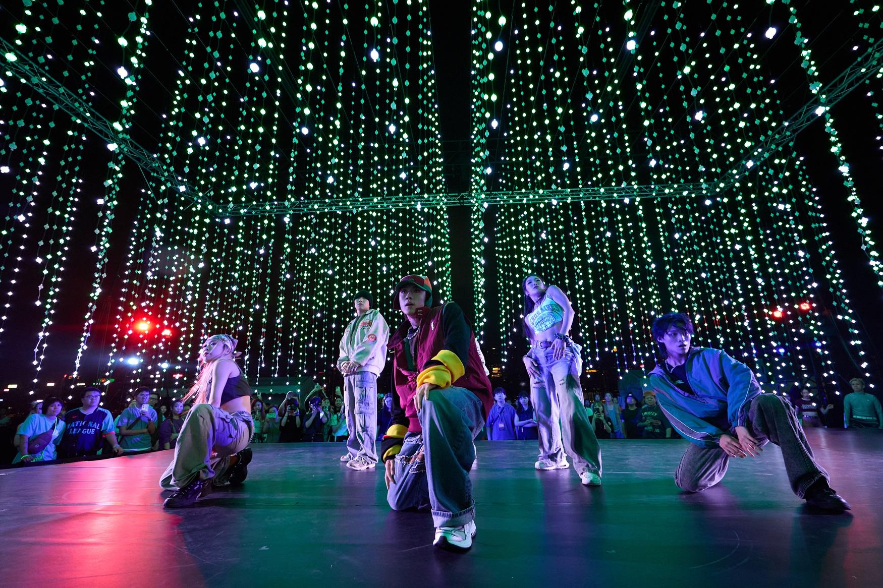 KC和Tsoul為最後一晚的《西九音樂節:幻舞浮光》演出。