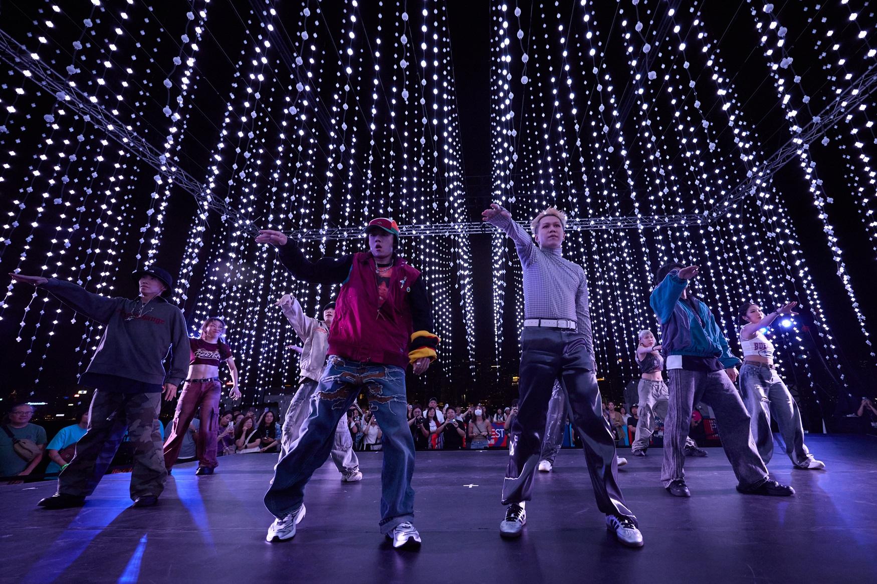 KC和Tsoul為最後一晚的《西九音樂節:幻舞浮光》演出。