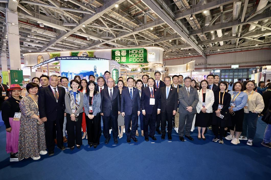 上周隨特區政府代表團到上海參加第七屆中國國際進口博覽會,並參觀了香港產品展館。(陳茂波網誌)