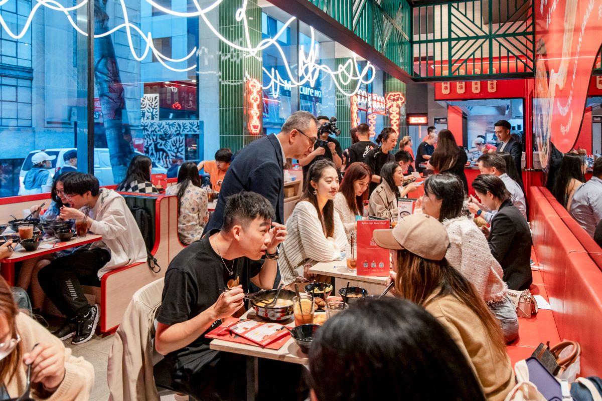 澳洲墨爾本店坐滿年輕食客。