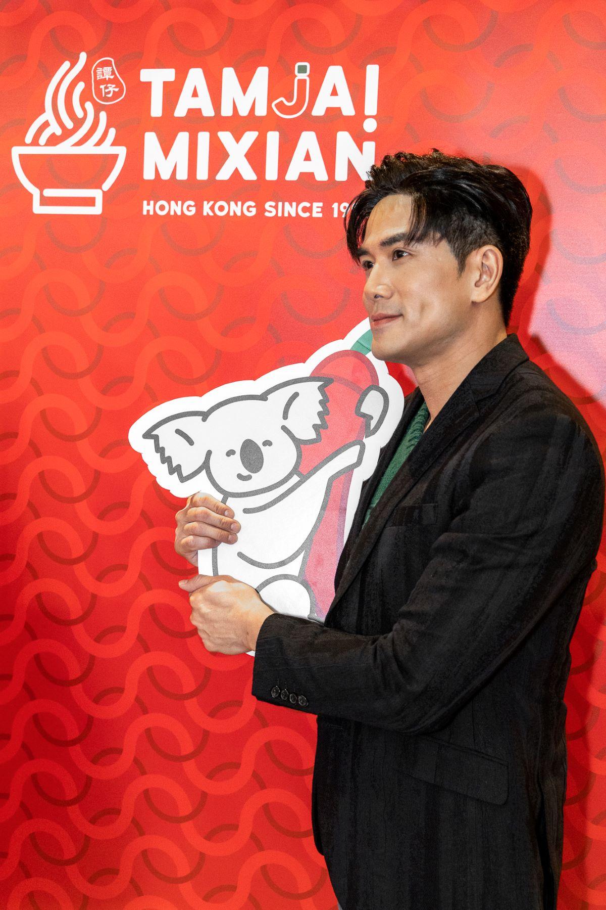 伍允龍拿著樹熊辣椒道具打卡。