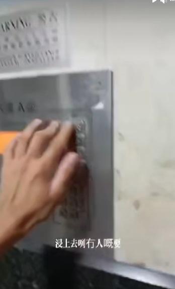 網上熱話|「瘋狂外賣員」大力拍打大閘。(網片截圖)