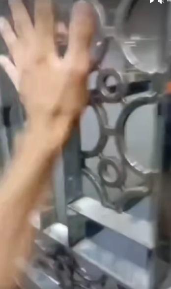 網上熱話|「瘋狂外賣員」大力拍打大閘。(網片截圖)