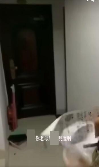 網上熱話|「瘋狂外賣員」將整袋外賣從遠處用力擲向單位大門,外賣掉在地上後,他發洩完情緒便立即離開。(網片截圖)