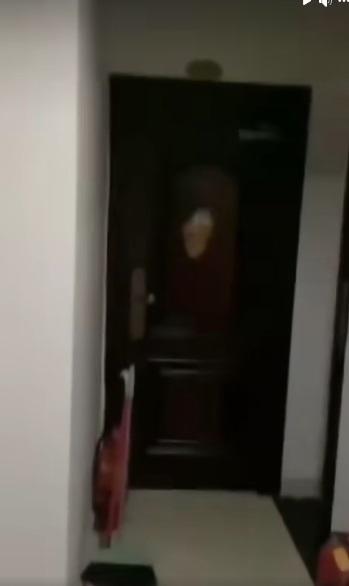 網上熱話|「瘋狂外賣員」將整袋外賣從遠處用力擲向單位大門,外賣掉在地上後,他發洩完情緒便立即離開。(網片截圖)