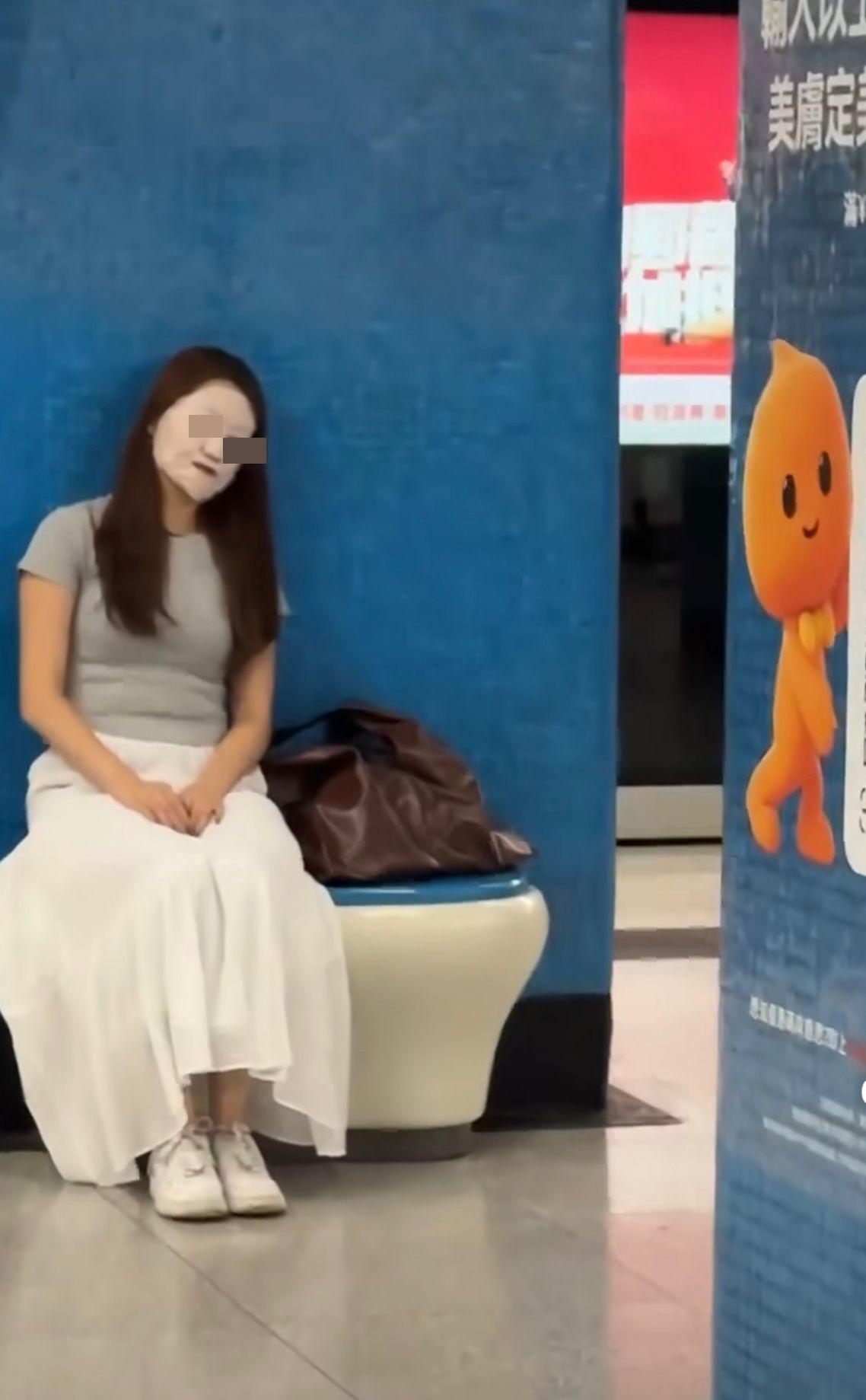 網上熱話|港鐵「睡公主」美孚站敷面膜。(網片截圖)