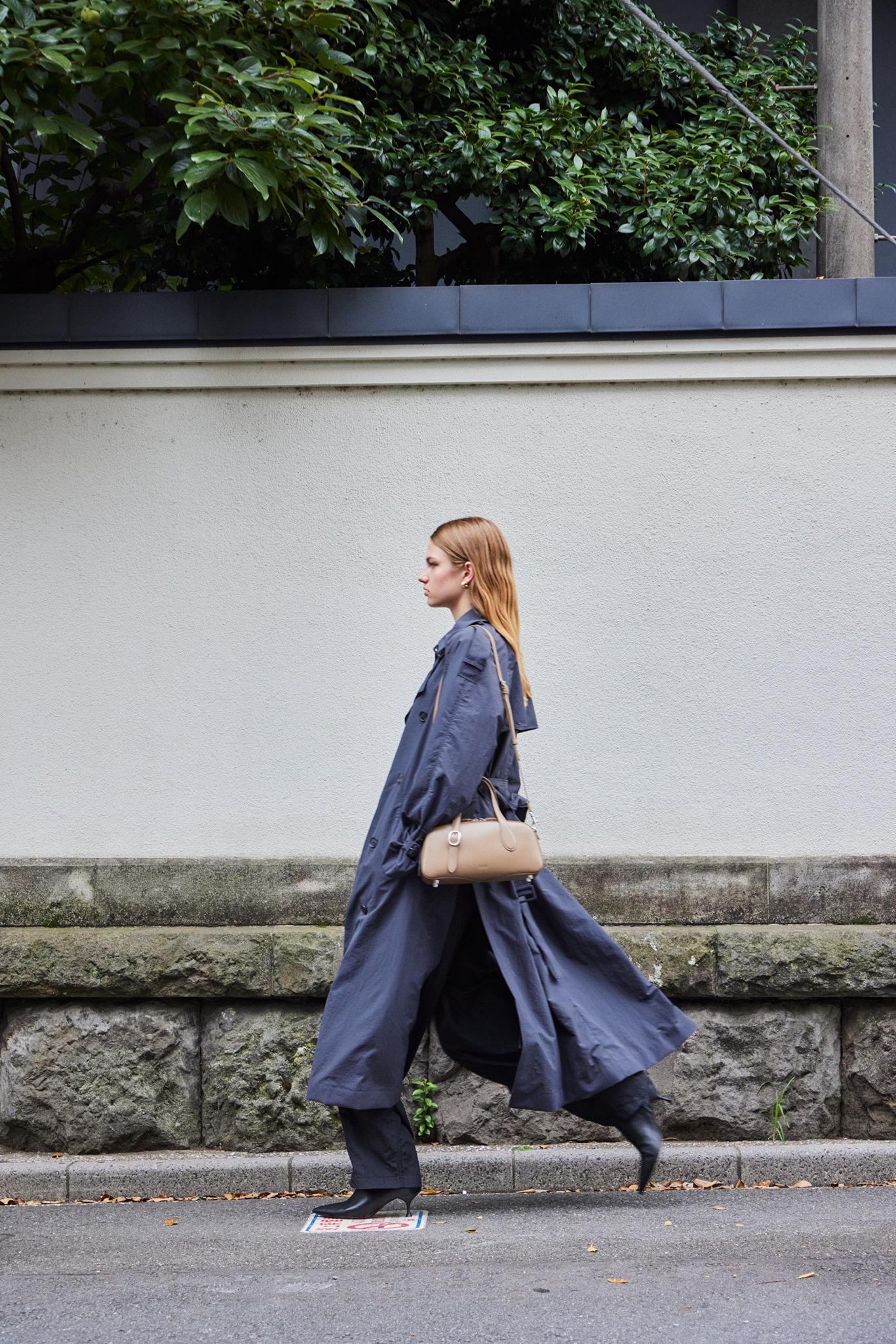 Small Asra Boston Bag 黑色/大地色 $3,799