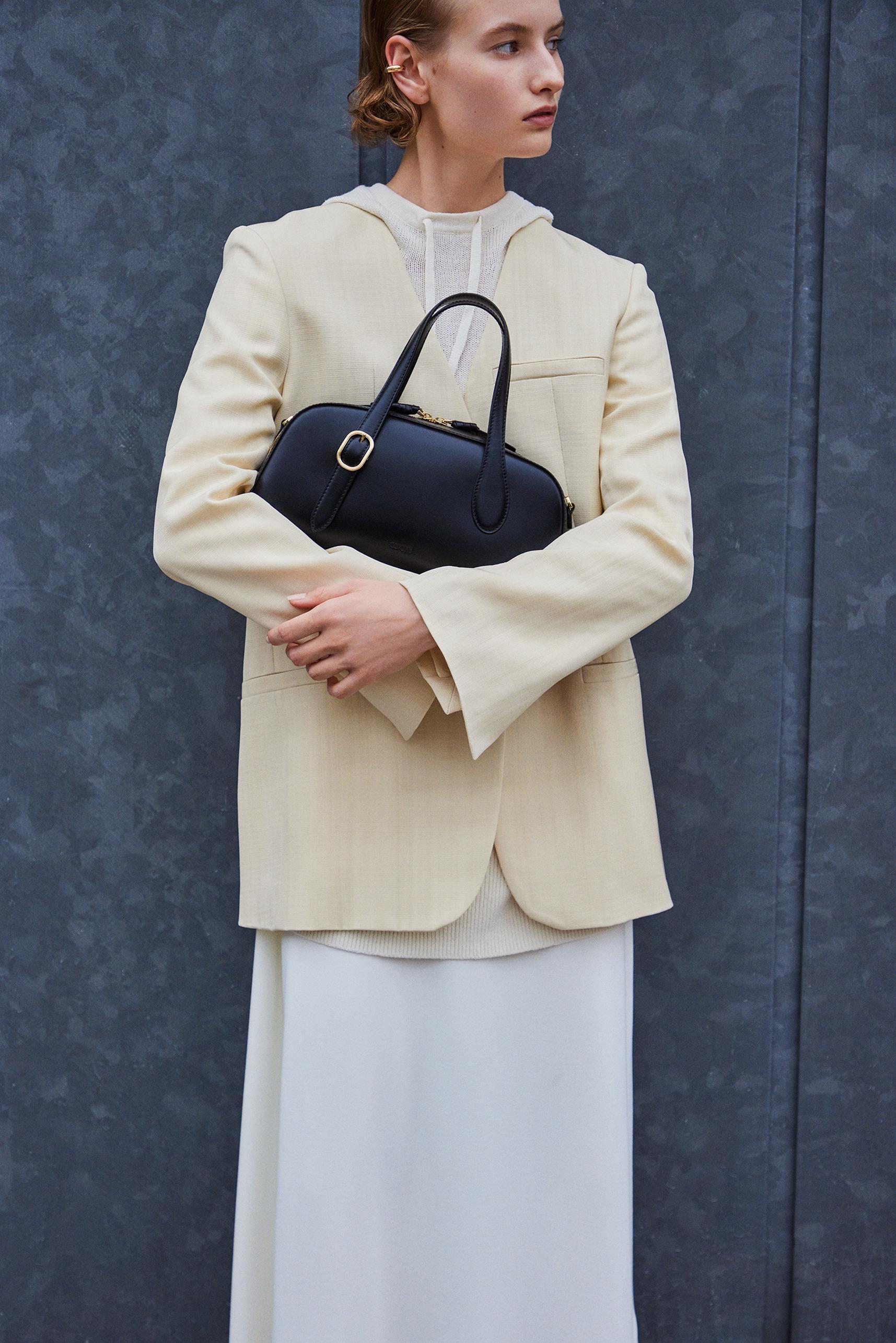 Small Asra Boston Bag 黑色/大地色 $3,799