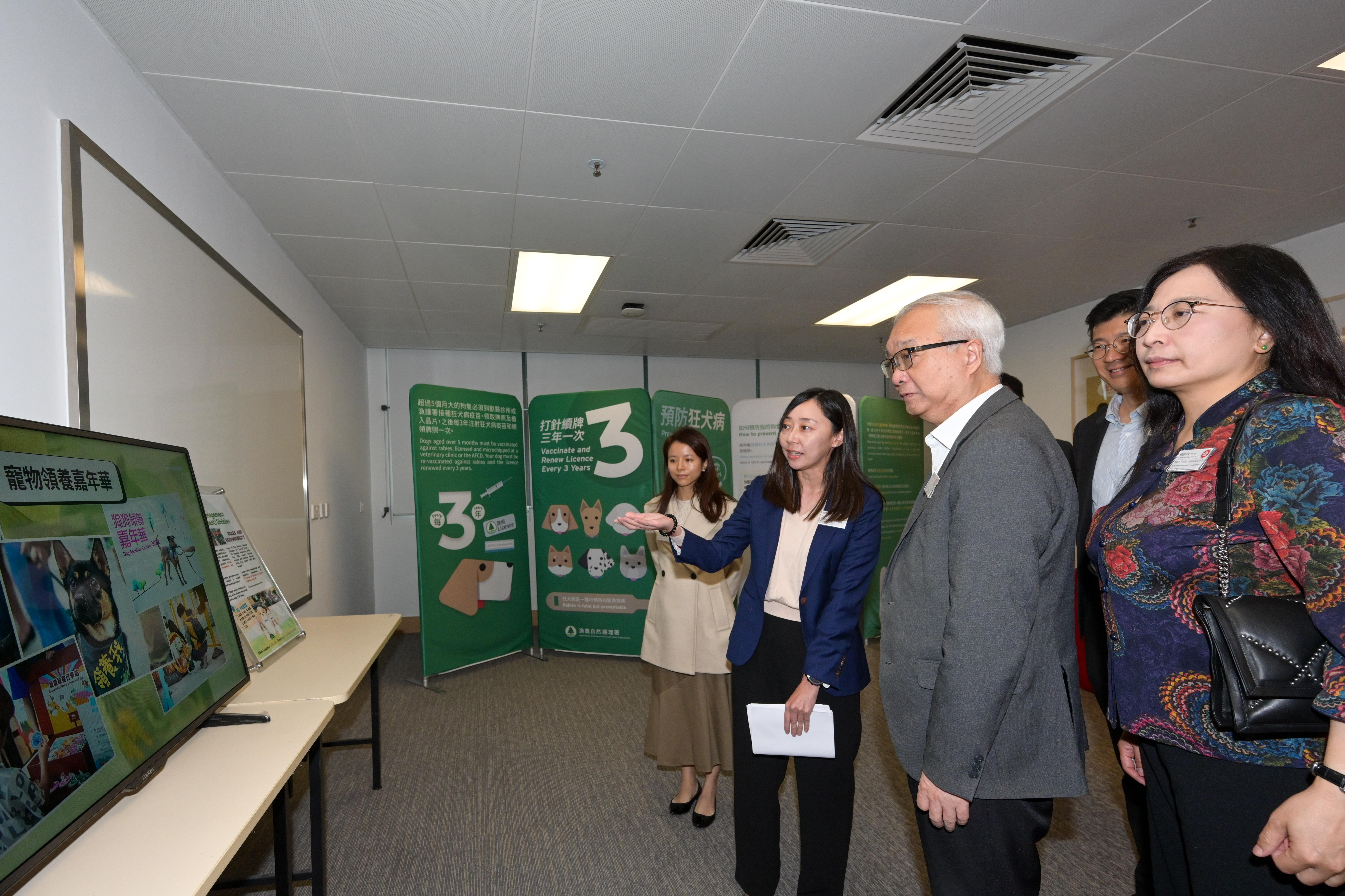 圖示環境及生態局局長謝展寰(右二)、環境及生態局常任秘書長(食物)楊碧筠(右一)與其他嘉賓聽取漁護署人員講解該署有關動物福利的公眾教育工作。(政府新聞處)