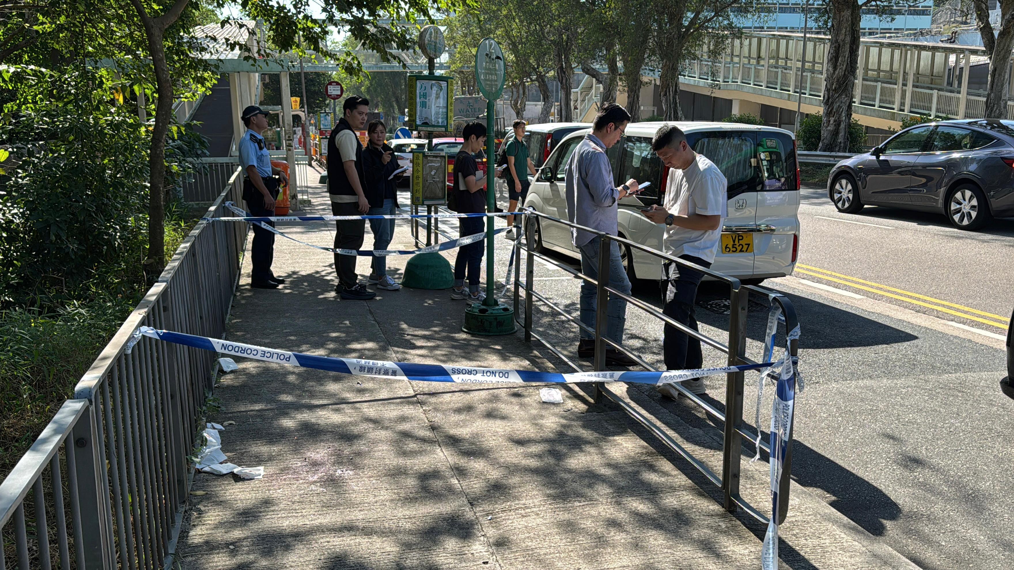 一名男子在壁屋監獄對開小巴站被3名男子襲擊,逞兇後即登上接應私家車輛逃去,現場消息稱傷者是懲教署職員。