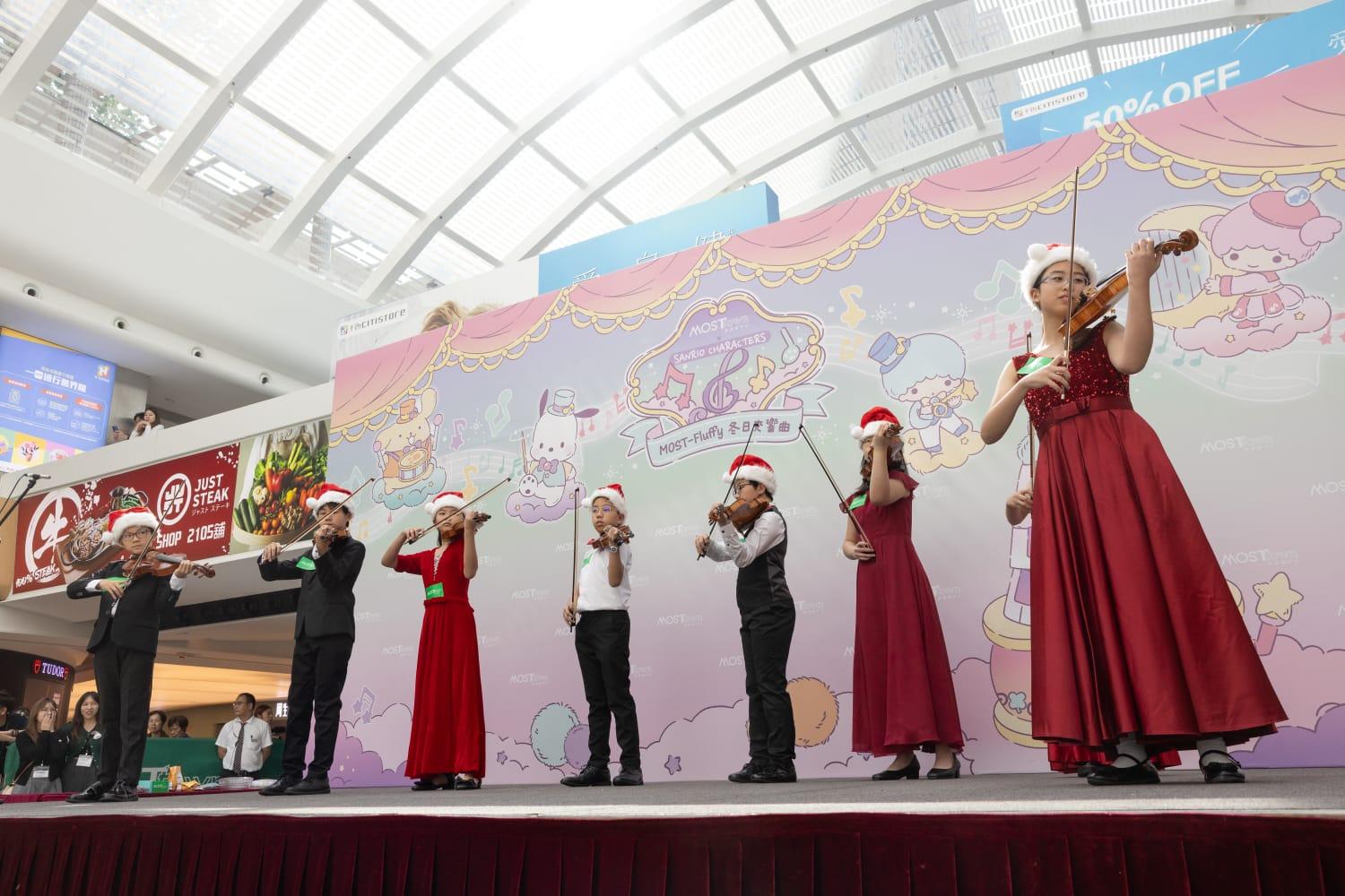 大會請來一眾小提琴演奏家,拉奏聖誕樂章。