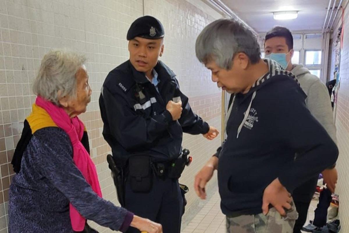 警方在將軍澳協助一名迷途的九旬嫗回家。(香港警察FB)