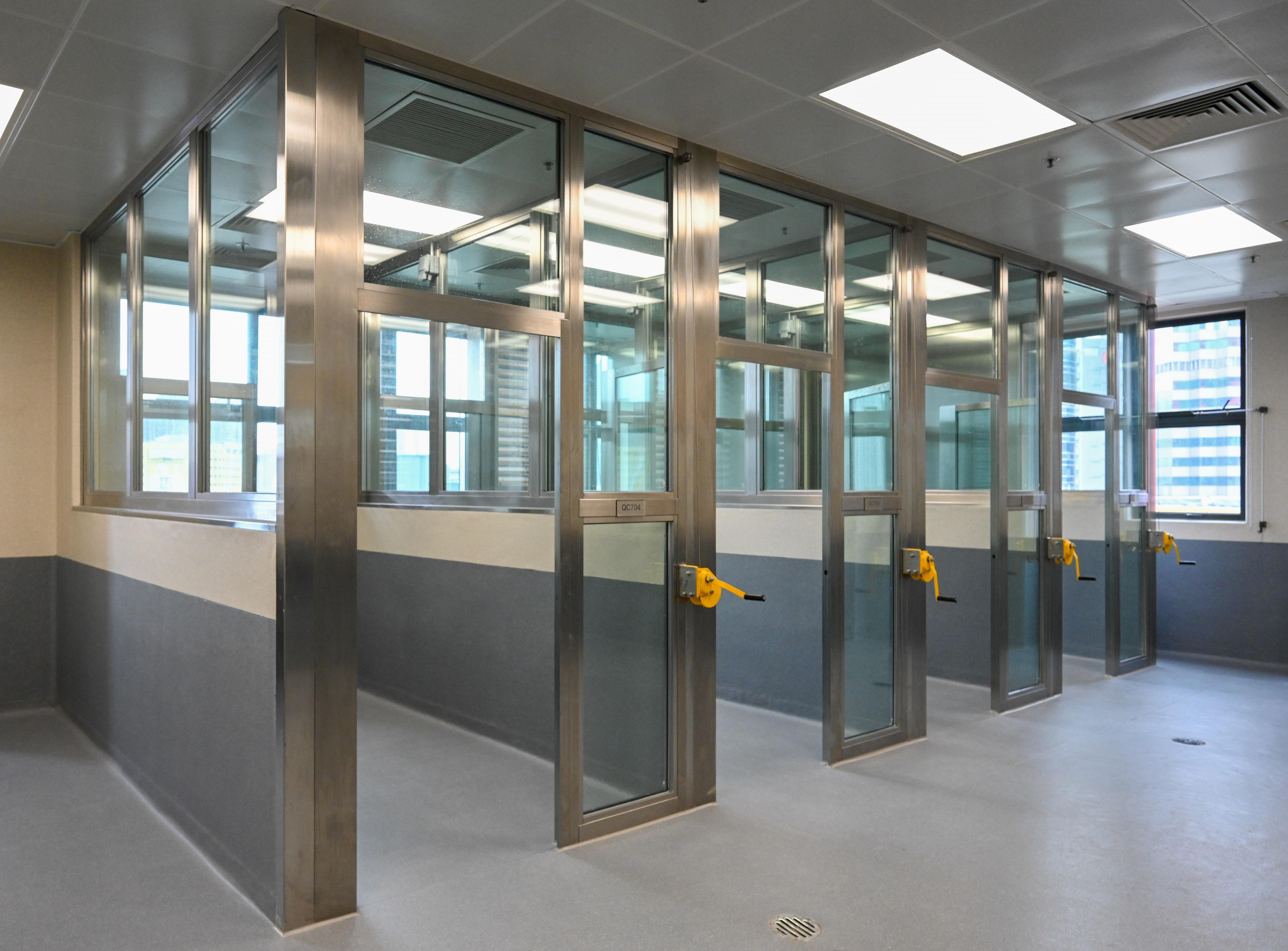 圖示大樓內的動物檢疫設施。(政府新聞處)