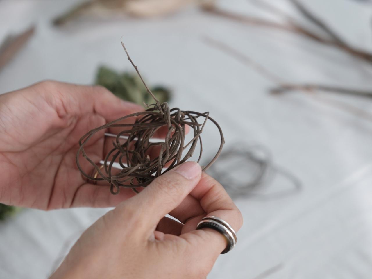 她透過縫紉和編織,把被忽視的植物轉化成藝術品。