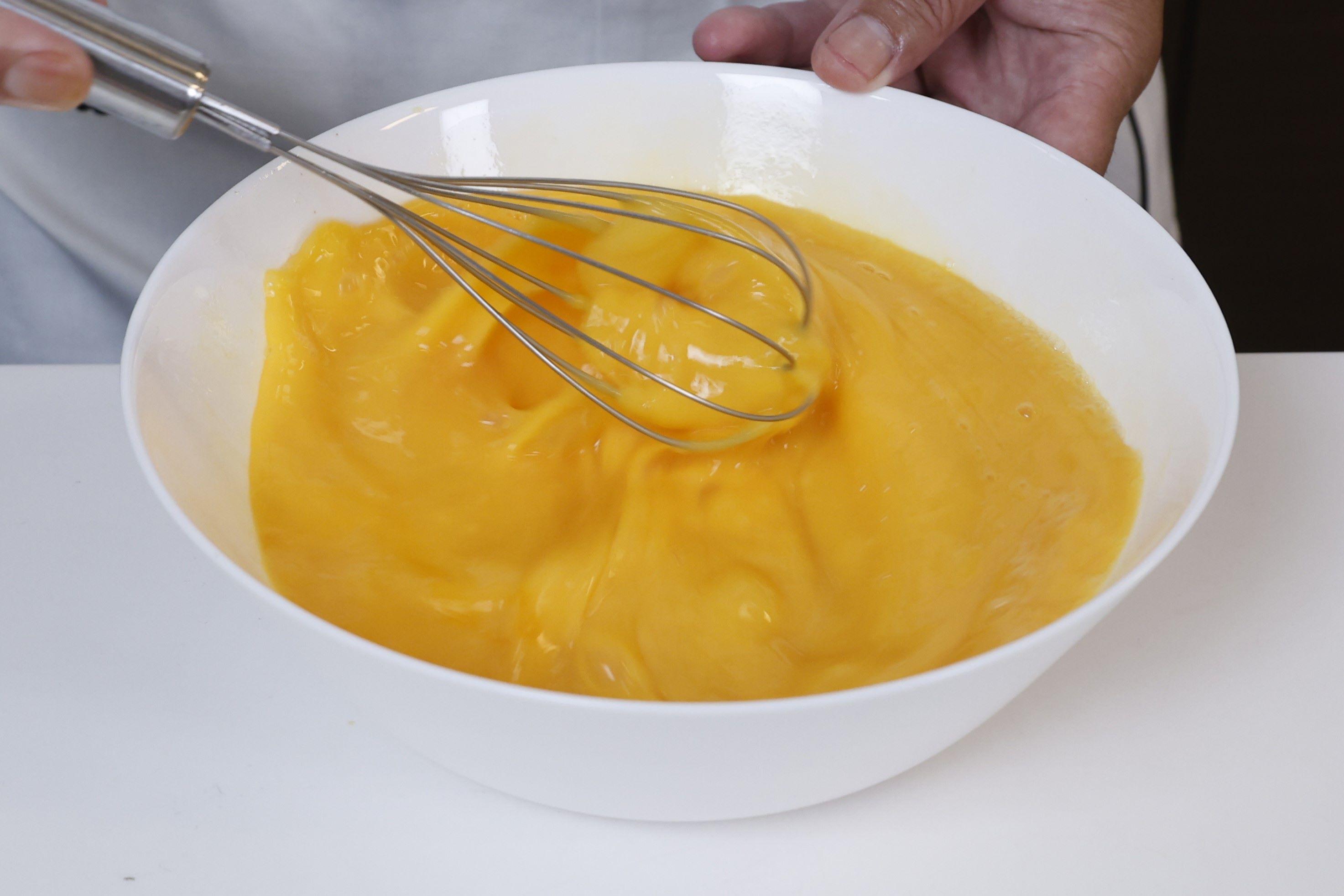 2.打蛋至碗中,充分攪拌均勻。(若有可供生食的雞蛋,則1個用來作為配料,2個打散備用。)