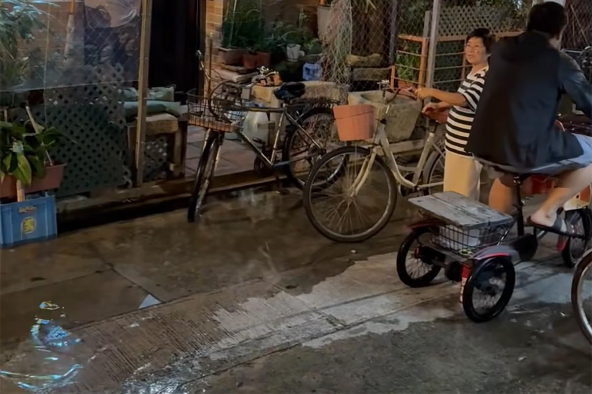 大澳晚上開始水浸。(FB專頁「大澳非茂里」影片截圖)