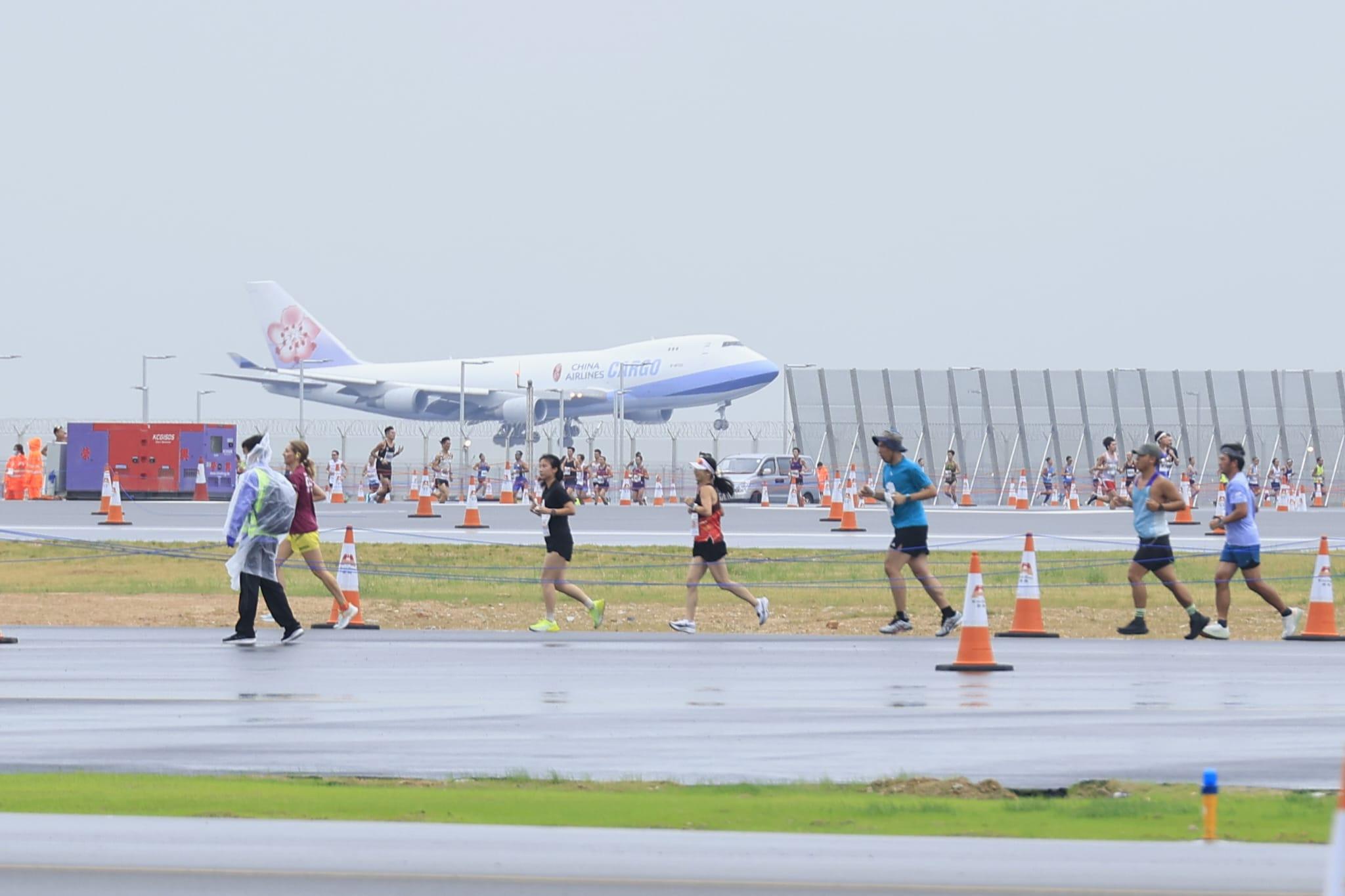 機場三跑道系統十公里今晨開跑。(林俊源攝)
