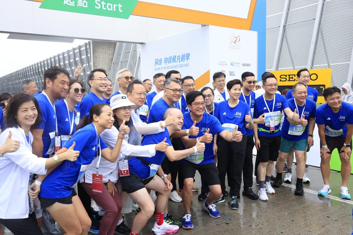 多名政府官員和立法會議員參與「機場領袖盃」兩公里賽事。(林俊源攝)