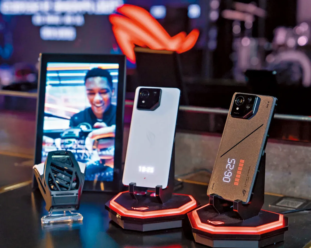 ROG Phone 9 Series有幻影黑及極光白兩色,並有多種電競配件可選購。