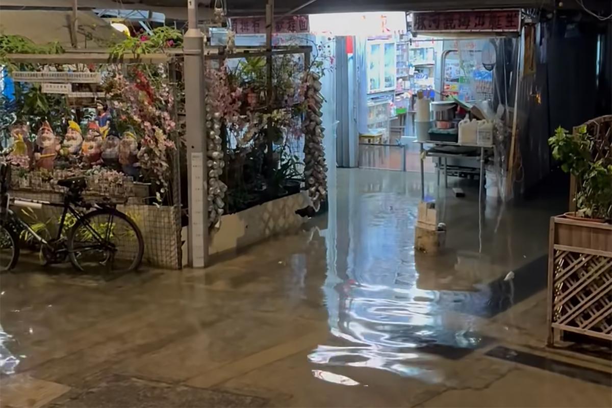 大澳晚上開始水浸。(FB專頁「大澳非茂里」影片截圖)