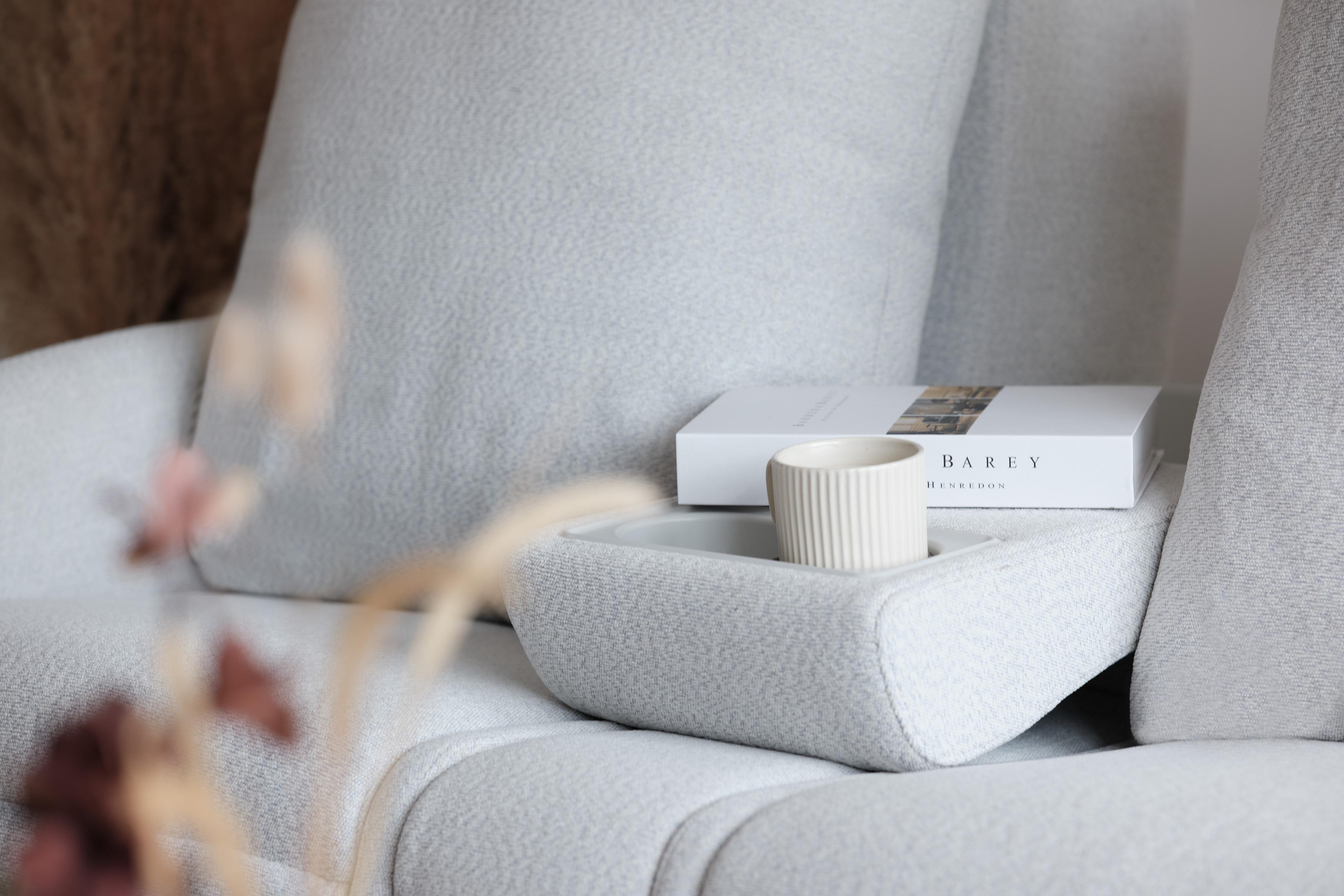 OSIM梳化天后用料由觸感細膩的科技布到經典優雅的PVC皮革,備有白色及棕色可選。