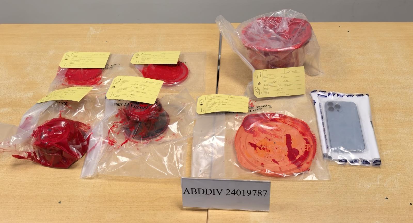 西區警區反三合會行動組接手調查,相信事件與香港仔街市檔口競投有關,於同日以「刑事恐嚇」及「刑事毀壞」拘捕一名51歲有黑社會背景的男子,相信他為案件主腦。