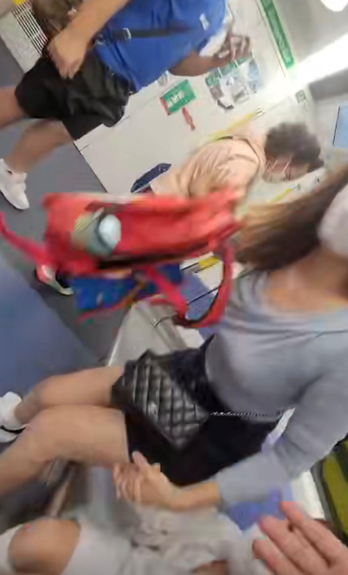 當列車到達油塘站時,港媽帶着兒子下車,仍不忘對大叔「擺尾彩」稱:「呢度(香港)有法制㗎!」。(網片截圖)