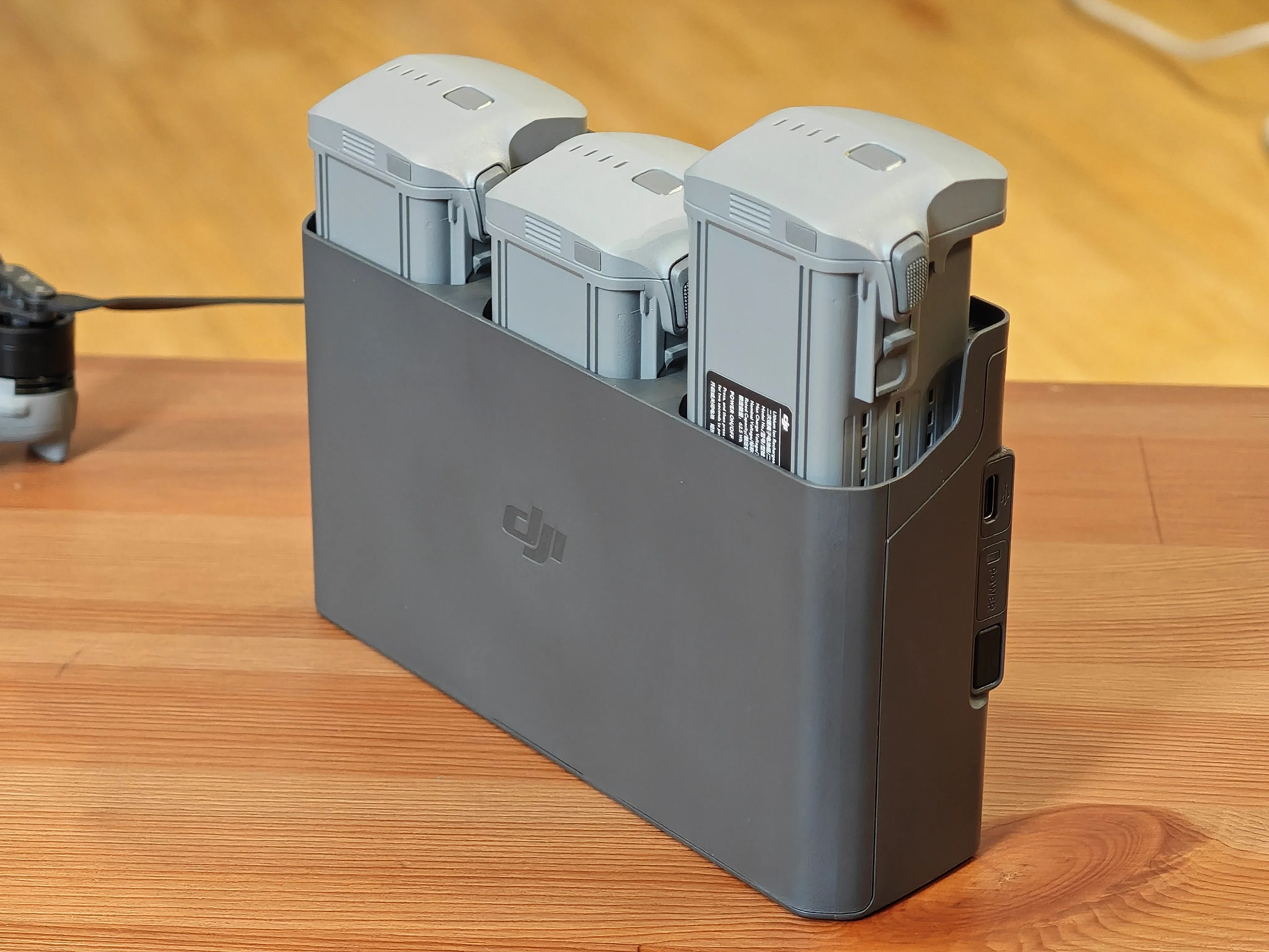 DJI Air 3S 暢飛套裝隨附的充電管家可以一次為三枚電池進行充電,而且支援 PD 輸入,大大提升充電效率