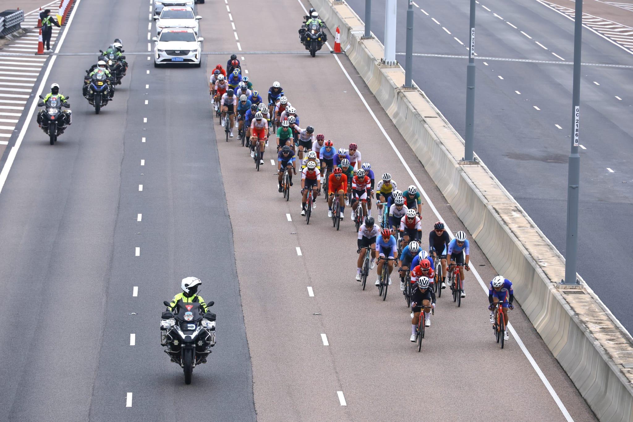 全運會公路單車測試賽今晨起步。(林俊源攝)