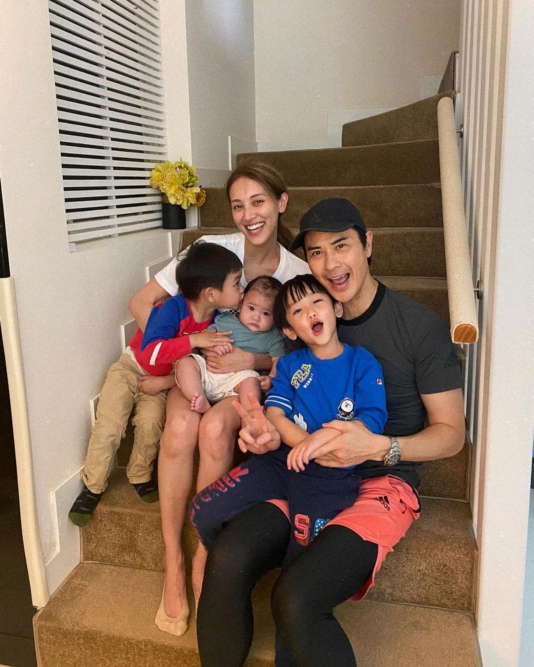 鄭嘉穎要陪囝囝放電,又會臨瞓前跟小朋友講故事,就連煮飯、餵細仔食飯全由他一手包辦。