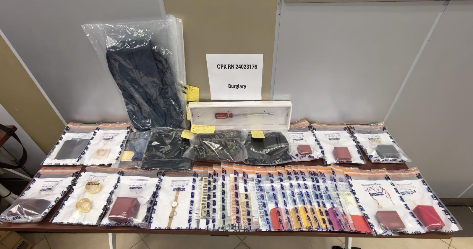 警方於10月31日拘捕一名42歲內地男子,涉嫌與10月起在屯門發生的3宗爆竊案件有關,爆竊地點主要為低密度式及低層私人住宅單位,損失金額達147萬元。