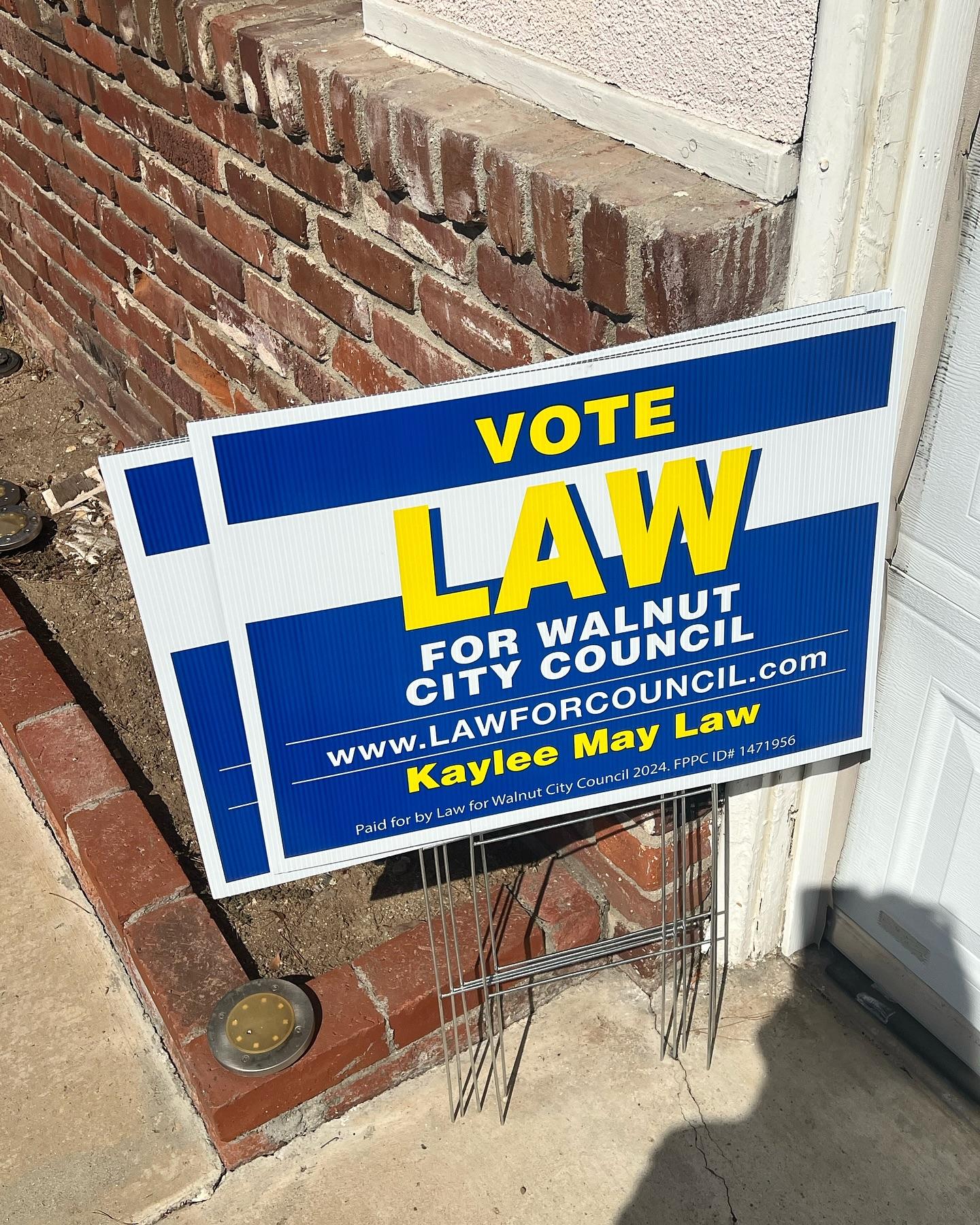 羅美寶憑傳統方式向5000戶敲門拜票,當未有人應門,她不會像其他候選人般只留下一張宣傳單張,而是留下一塊大型的宣傳牌,以加深選民對自己的印象(網上圖片)