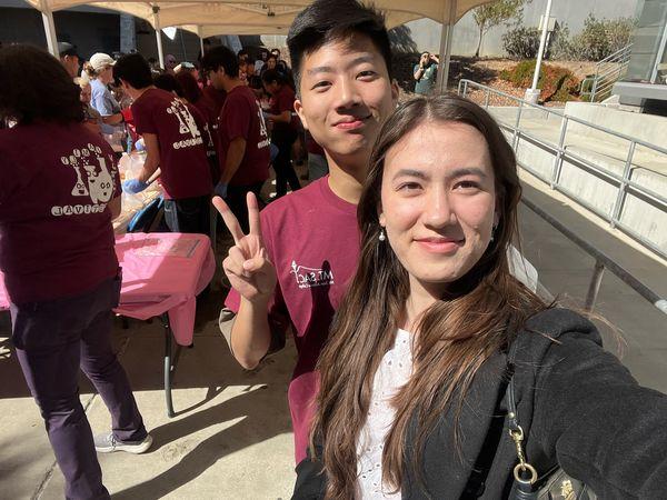 香港移民後代、19歲華裔女子羅美寶(Kaylee May Law)參選美國加州核桃市市議員勝出,創下該市有史以來最年輕市議員紀錄。(網上圖片)