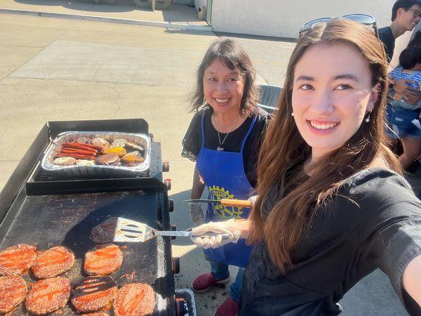 香港移民後代、19歲華裔女子羅美寶(Kaylee May Law)參選美國加州核桃市市議員勝出,創下該市有史以來最年輕市議員紀錄。(網上圖片)