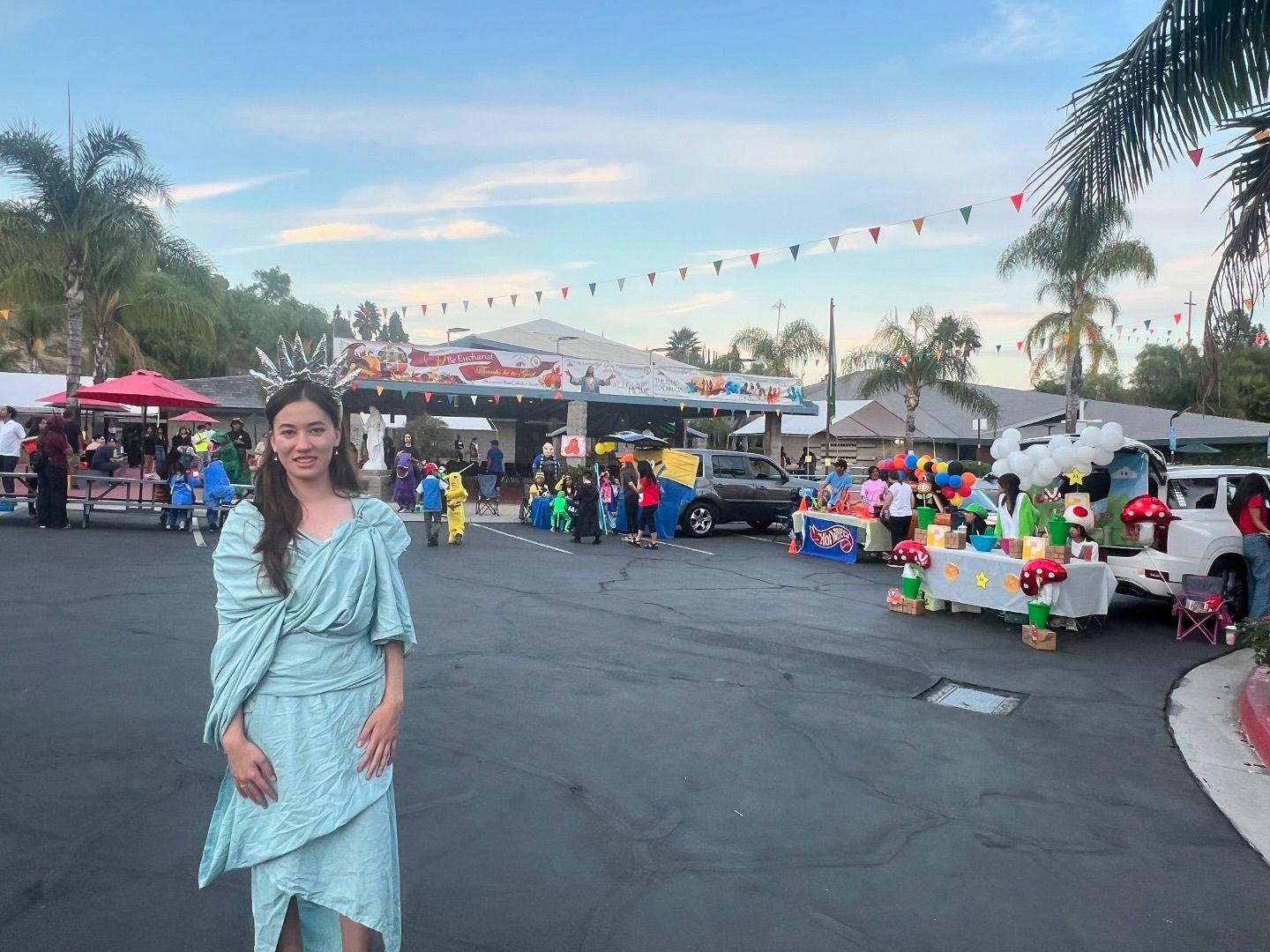 香港移民後代、19歲華裔女子羅美寶(Kaylee May Law)參選美國加州核桃市市議員勝出,創下該市有史以來最年輕市議員紀錄。(網上圖片)