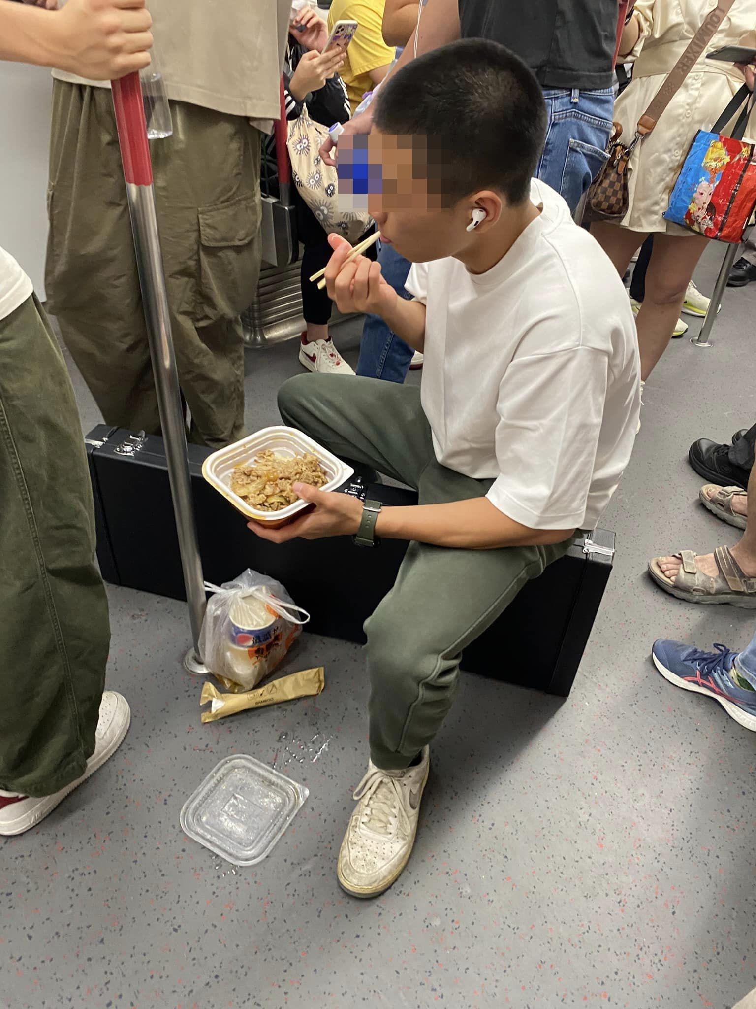 有男子於港鐵車廂內公然進食連鎖牛肉店吉野家外賣 facebook群組「東涌居民關注組--東涌東討論區」