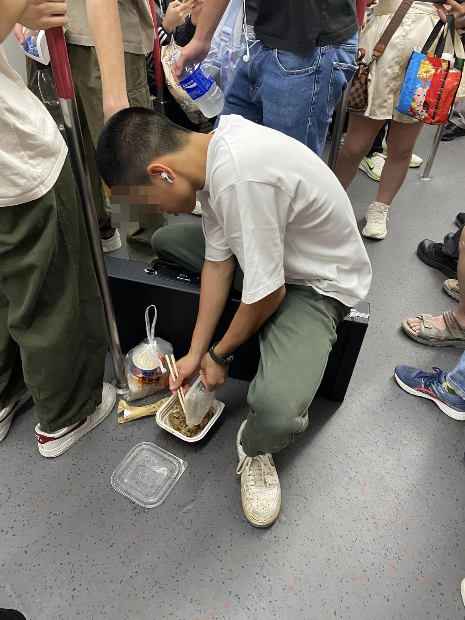 有男子於港鐵車廂內公然進食連鎖牛肉店吉野家外賣 facebook群組「東涌居民關注組--東涌東討論區」