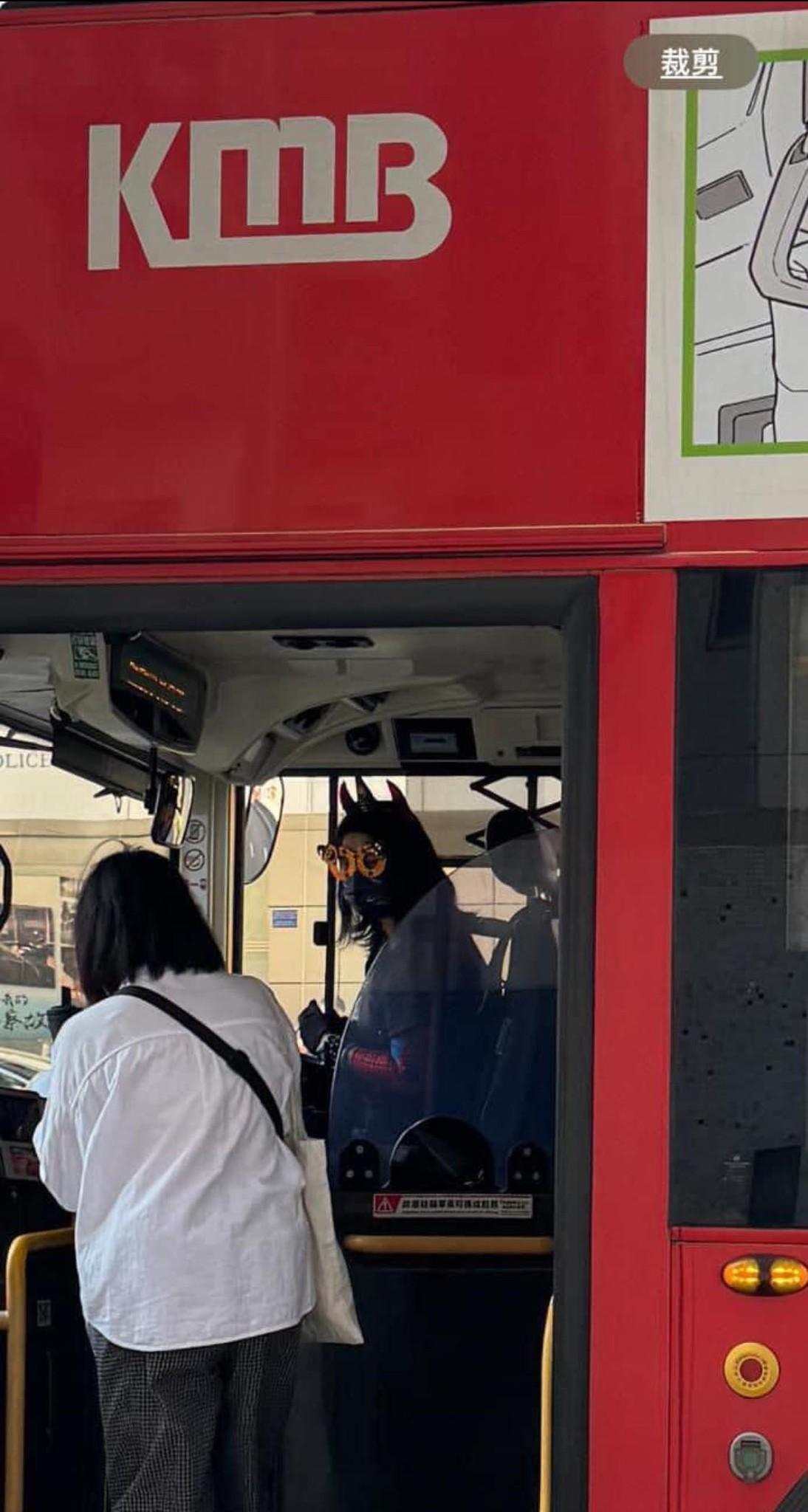 一名九巴車長相信在萬聖節當天,精心打扮更戴上面具及Cosplay (網上圖片)