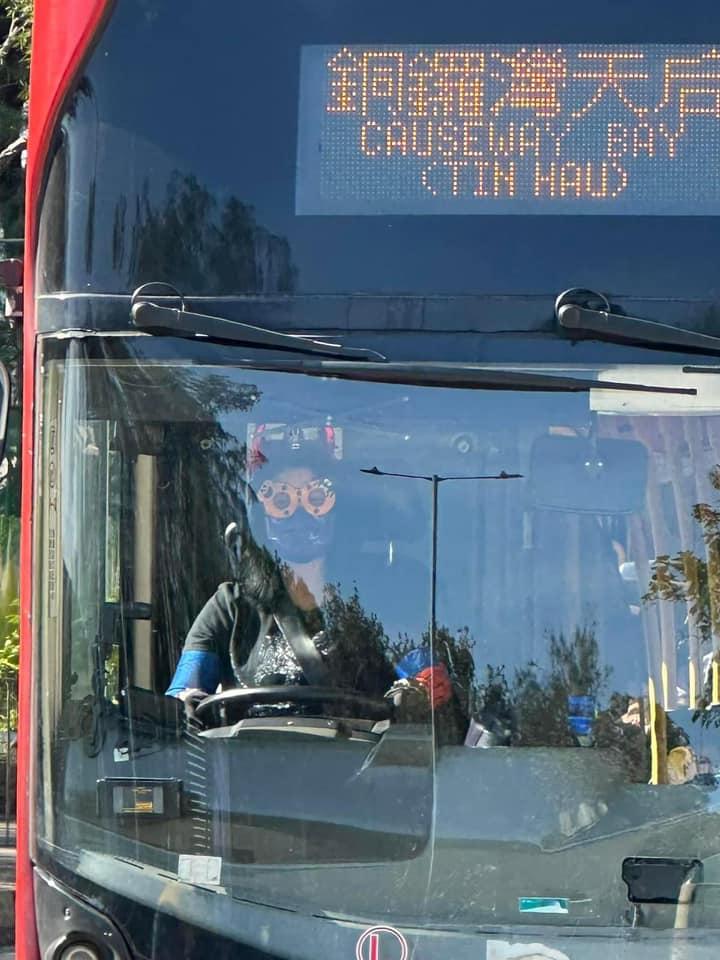 一名九巴車長相信在萬聖節當天,精心打扮更戴上面具及Cosplay (網上圖片)